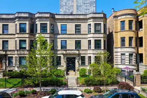 634 W Grace St #1E, Chicago, IL 60613
