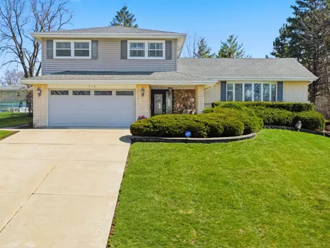 715 Pinecroft Dr, Roselle, IL 60172