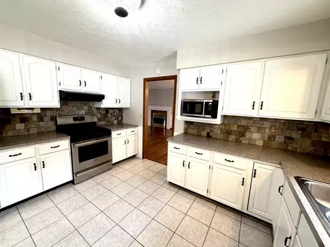 Kitchen - 1867 Gragg St, Centralia, IL 62801 photo 1 of 4