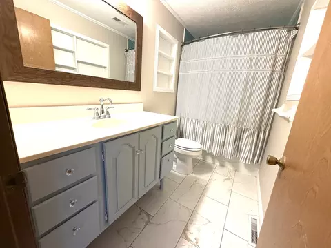 Bath - 1867 Gragg St, Centralia, IL 62801 photo 2 of 3