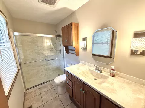 Bath - 1867 Gragg St, Centralia, IL 62801 photo 1 of 3