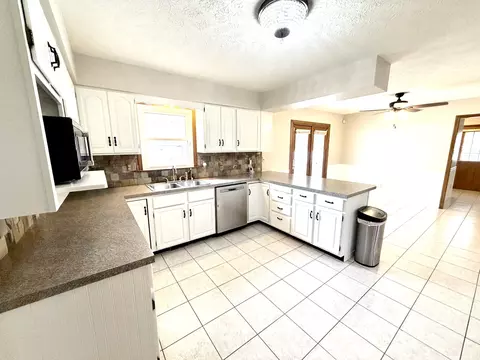 Kitchen - 1867 Gragg St, Centralia, IL 62801 photo 3 of 4