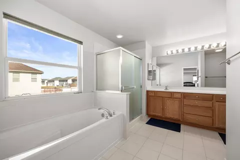 Bath - 1916 Blue Heron Cir, Bartlett, IL 60103 photo 1 of 3