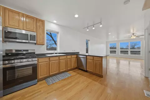 Kitchen - 214 E 37th St #2, Chicago, IL 60653 photo 3 of 3