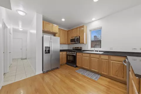 Entry Way - 214 E 37th St #2, Chicago, IL 60653 photo 1 of 1