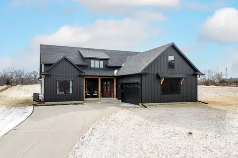 1 Country Club Ct, Le Claire, IA 52753