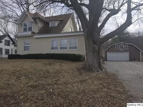 670 E 1st St, Dallas City, IL 62330