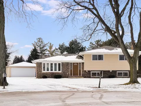 Exterior - 539 W Eggerding Dr, Addison, IL 60101 photo 2 of 5