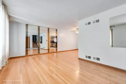 Living - 539 W Eggerding Dr, Addison, IL 60101 photo 3 of 6
