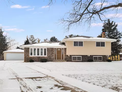 539 W Eggerding Dr, Addison, IL 60101