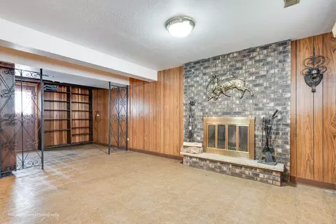 Living - 539 W Eggerding Dr, Addison, IL 60101 photo 5 of 6
