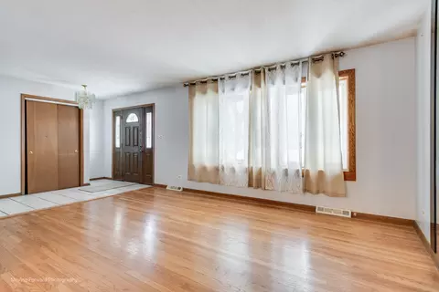 Living - 539 W Eggerding Dr, Addison, IL 60101 photo 2 of 6