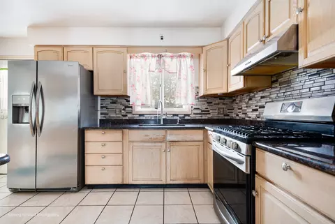 Kitchen - 539 W Eggerding Dr, Addison, IL 60101 photo 2 of 2