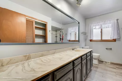 Bath - 539 W Eggerding Dr, Addison, IL 60101 photo 1 of 4