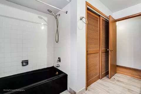Bath - 539 W Eggerding Dr, Addison, IL 60101 photo 2 of 4