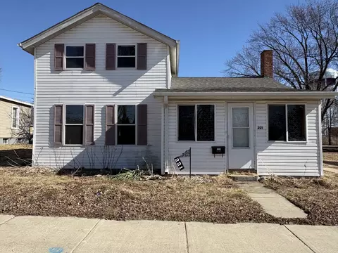 221 N 9th St, Rochelle, IL 61068
