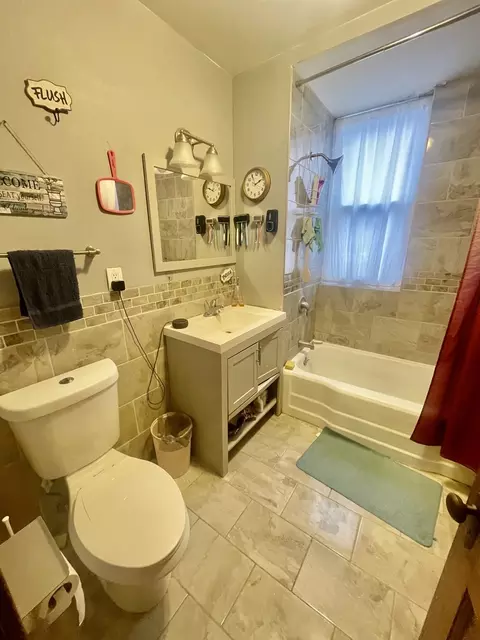 Bath - 4014 W Cornelia Ave, Chicago, IL 60641 photo 2 of 2