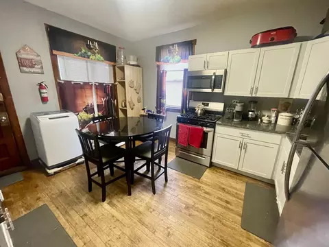 Kitchen - 4014 W Cornelia Ave, Chicago, IL 60641 photo 2 of 3