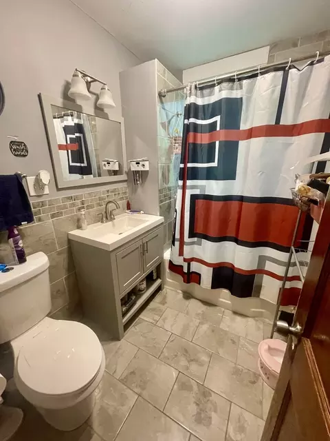 Bath - 4014 W Cornelia Ave, Chicago, IL 60641 photo 1 of 2