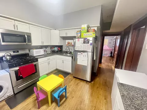 Kitchen - 4014 W Cornelia Ave, Chicago, IL 60641 photo 1 of 3