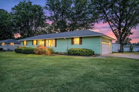 187 Alfred Dr, Sycamore, IL 60178