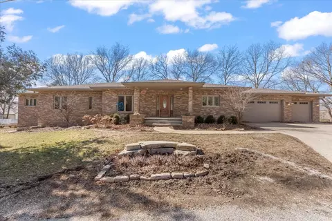811 Sunset Dr, Mahomet, IL 61853