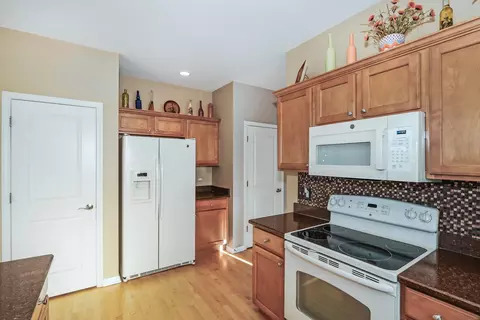 Kitchen - 895 Eineke Blvd, Algonquin, IL 60102 photo 4 of 5