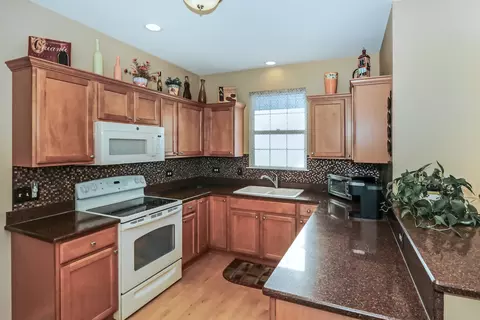 Kitchen - 895 Eineke Blvd, Algonquin, IL 60102 photo 2 of 5