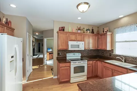 Kitchen - 895 Eineke Blvd, Algonquin, IL 60102 photo 3 of 5