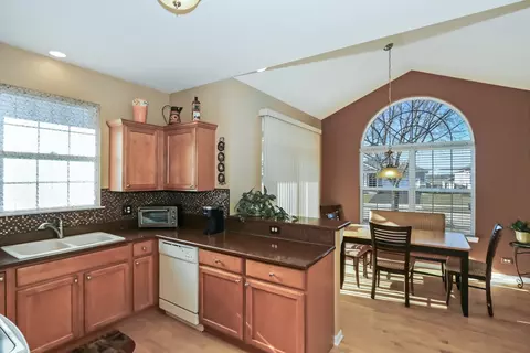 Kitchen - 895 Eineke Blvd, Algonquin, IL 60102 photo 5 of 5