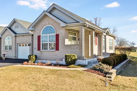 895 Eineke Blvd, Algonquin, IL 60102
