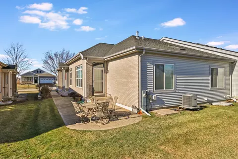 Exterior - 895 Eineke Blvd, Algonquin, IL 60102 photo 3 of 4