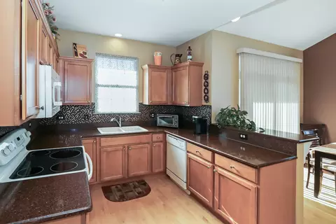 Kitchen - 895 Eineke Blvd, Algonquin, IL 60102 photo 1 of 5