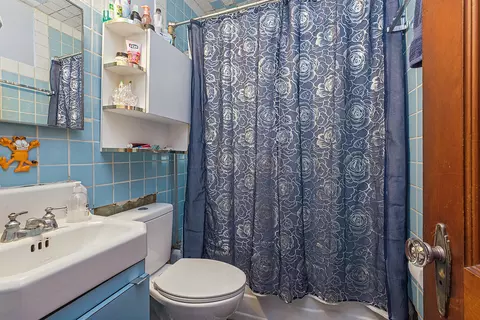 Bath - 6036 S 74th Ave, Summit, IL 60501 photo 2 of 2