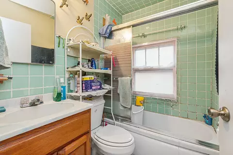 Bath - 6036 S 74th Ave, Summit, IL 60501 photo 1 of 2
