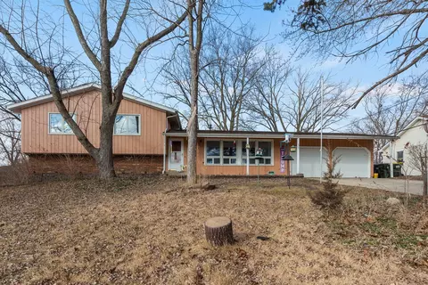 1301 Adams St, Lake In The Hills, IL 60156