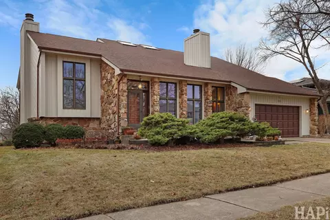 1221 Golf View Dr, Woodridge, IL 60517