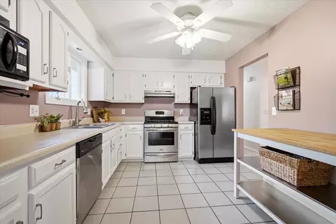 Kitchen - 102 Nottingham Chase Chase, Normal, IL 61761 photo 2 of 2