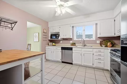 Kitchen - 102 Nottingham Chase Chase, Normal, IL 61761 photo 1 of 2