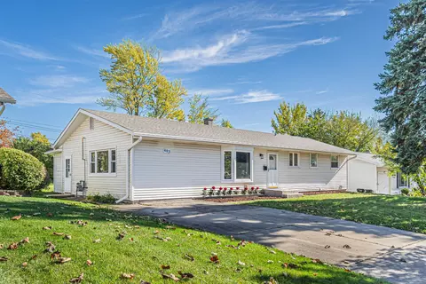 403 Arrowhead Trl, Carol Stream, IL 60188