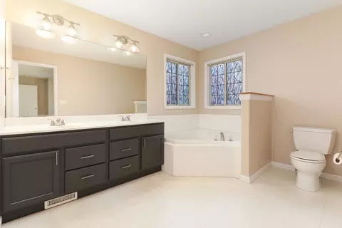 Bath - 1508 Biltmore Ct, Normal, IL 61761 photo 2 of 5