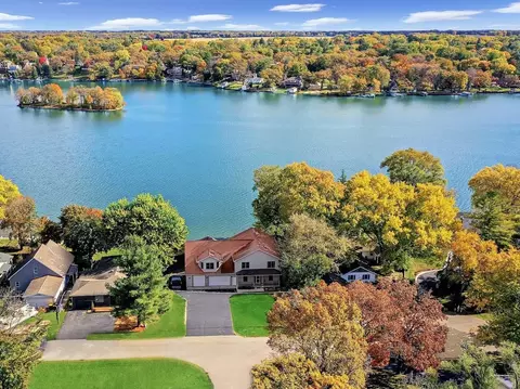 5012 W Lake Shore Dr, Wonder Lake, IL 60097