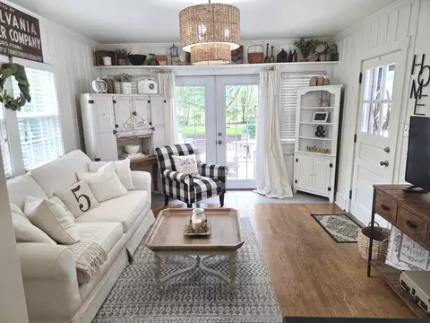 Living - 907 W Hovey Ave, Normal, IL 61761 photo 3 of 7