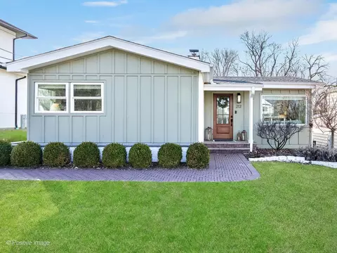 212 Woodstock Ave, Clarendon Hills, IL 60514