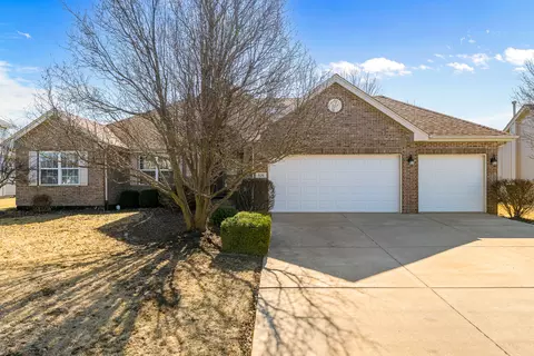820 W Locust Ln, Peotone, IL 60468