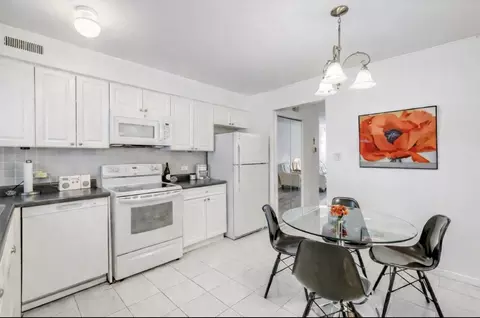 9387 Bay Colony Dr #3W, Des Plaines, IL 60016