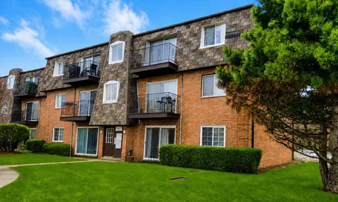 9387 Bay Colony Dr #3W, Des Plaines, IL 60016