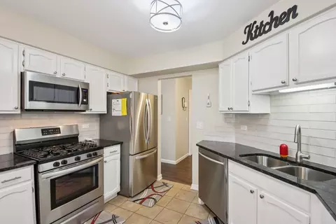 Kitchen - 1002 Interloch Ct #1002, Algonquin, IL 60102 photo 4 of 4
