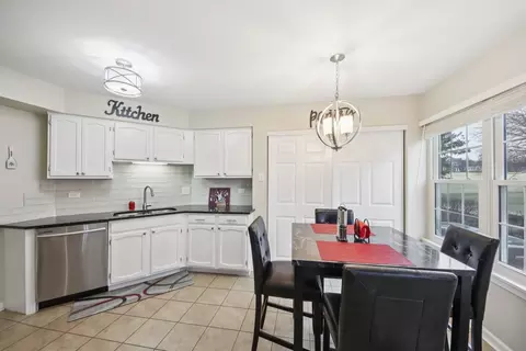 Kitchen - 1002 Interloch Ct #1002, Algonquin, IL 60102 photo 2 of 4