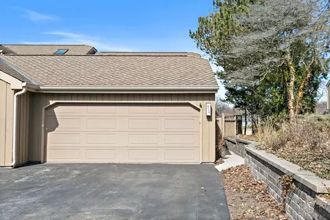 814 Oak Hill Rd, Lake Barrington, IL 60010